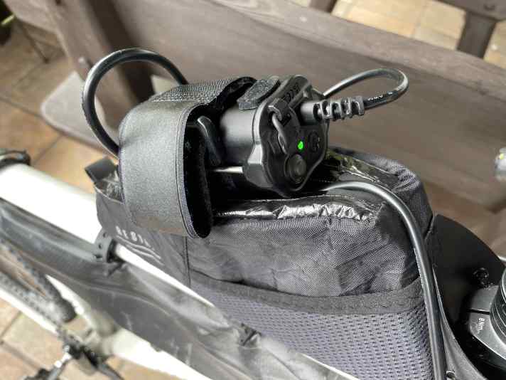 Zur Veranschaulichung: Entweder man packt den Akku-Pack in eine (Oberrohr-)Tasche oder schnallt ihn mit dem Klettband direkt an den Rahmen.