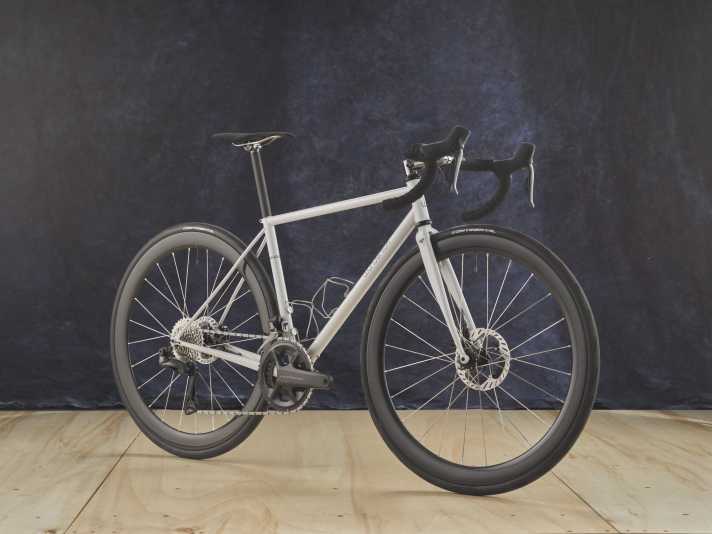 The award for the best road bike goes to Wunderlich. With its 30 millimetre wide tyres, the bike weighs just under 8 kilos. To be precise, it weighs 7.96 kilos.