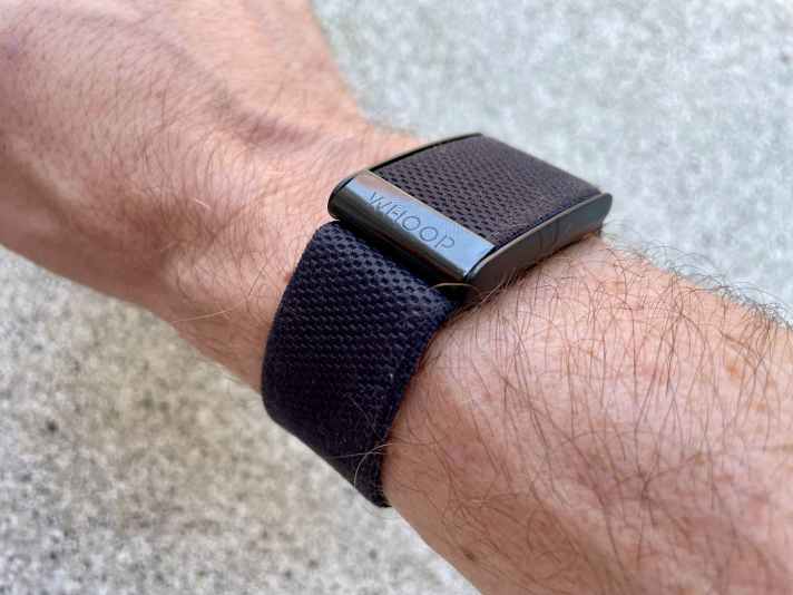 Alternativ kann der Fitnesstracker auch am Handgelenk getragen werden. Das Armband zählt zum Lieferumfang.