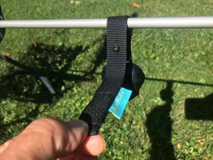 Hebt man das magnetische Band, läutet die Glocke mit hellem Ton