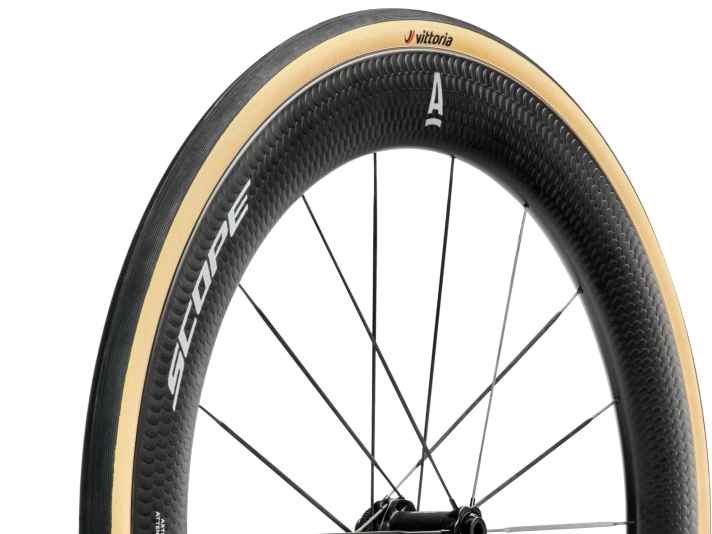 Die Carbonfelgen von Scope im Schuppen-Design sind ein echter Hingucker.