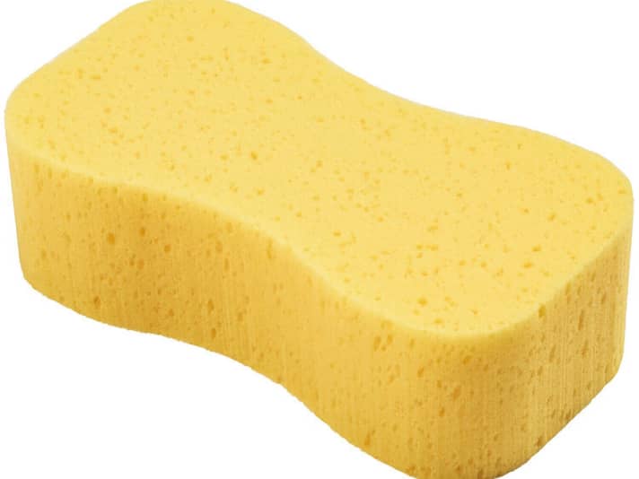 Den Autoschwamm gibt es für wenig Geld in jedem Baumarkt