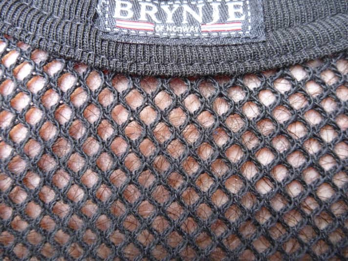   Mesh vests made of polypropylene such as the "Super Thermo Shirt" from Brynje insulate best when worn as a third layer of windproof waistcoats or jackets. There is no cooling effect at high intensities. 