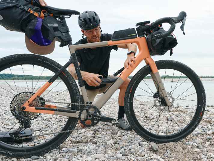 Das Backroad Unsupported ist das neue Top-Modell. Nabendynamo, Powerbank, Lichtanlage und ein Power-Switch zur Steuerung der Technik gehören zur Serienausstattung.