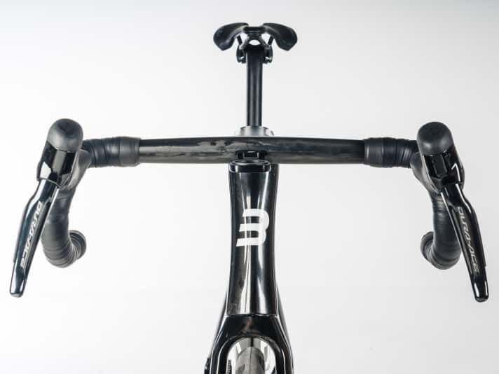 The fully integrated cockpit has a professional character. The top link is extremely narrow at 370 millimetres, with only 330 millimetres between the twisted-in handle humps.