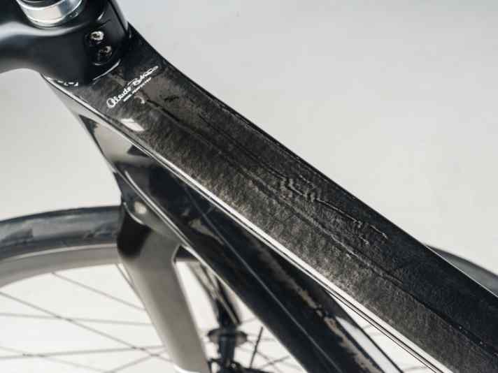 Minimaliste : le vélo de test n'est recouvert que d'un vernis transparent et profite ainsi du poids. Le SV était suspendu à la balance de TOUR avec 6890 grammes.