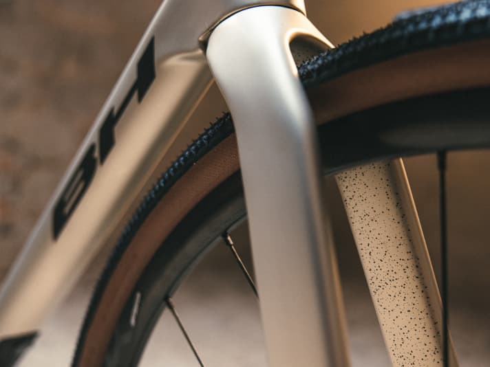 The GravelX takes its distinctive fork with the kink below the steerer tube from the Ultralight and Aerolight road bikes.