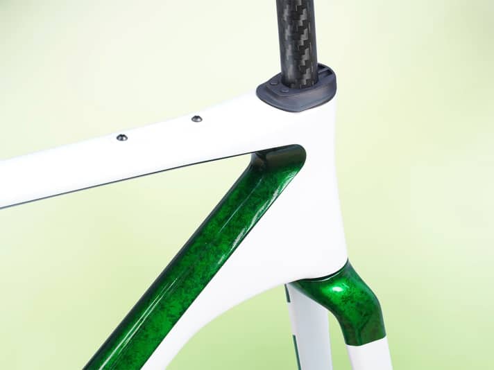 Trois mois de délai de livraison et 1500 euros de supplément : dans son édition Deep Green, le Bike Ahead The Superfast est un gravel bike particulièrement exclusif.