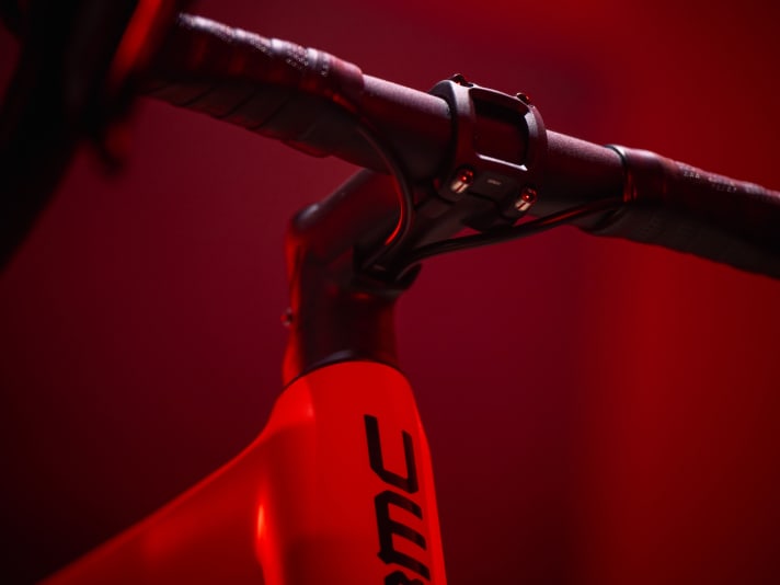 The cables and hoses are routed under the stem into the head tube. This gives the Teammachine SLR a more modern design and is based on the top models of BMC's Race platform.