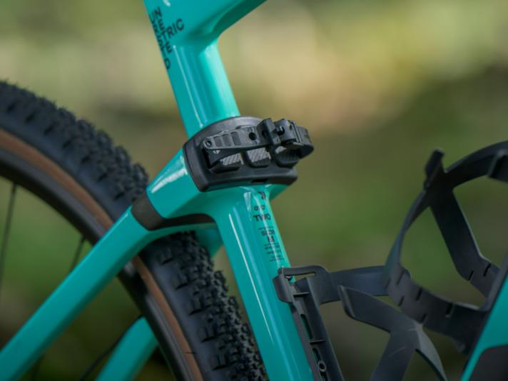 In addition to an integrated storage compartment and numerous mounting eyelets for luggage, the URS offers a further attachment option on the seat tube. A rain jacket, for example, can be stowed on the so-called strap.