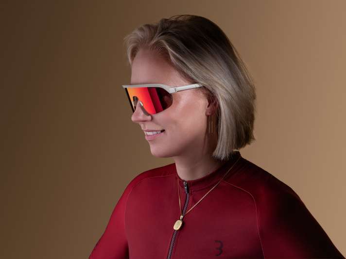 Grâce à des plaquettes de nez interchangeables, l'Arc Flux peut être adaptée et doit pouvoir être portée aussi bien par les femmes que par les hommes.