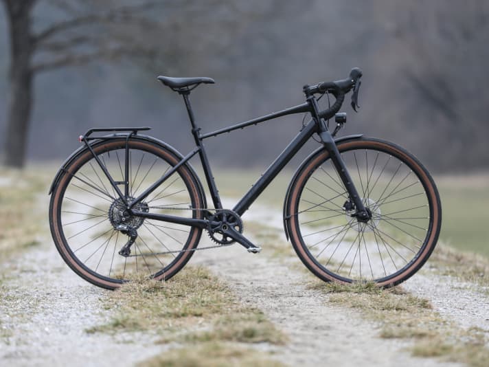 Das vollausgestattete Bulls-Gravelbike kostet 2099 Euro und wiegt 11,54 Kilo in Größe M.