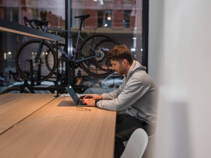 Buycycle um Gründer Florian Senoner hat sich auf den An- und Verkauf von Rennrädern spezialisiert. Über die Plattform sind sowohl private Gebrauchträder als auch generalüberholte Modelle erhältlich.