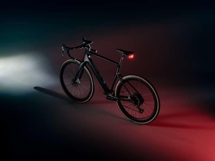 The central components of the "Smartsense" system are a front light from LightSkin and a rear light including radar from Garmin. The battery can supply power to the front derailleur and rear derailleur of SRAM drivetrains.