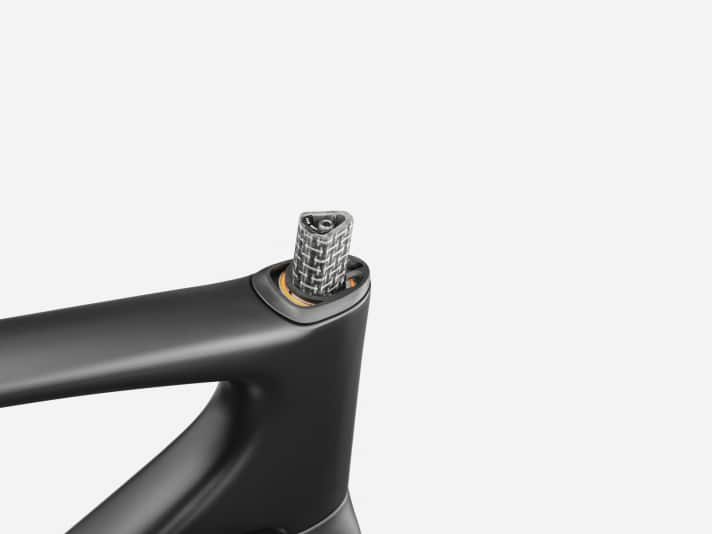 The triangular steerer tube enables a slim silhouette and integrated cable routing at the same time