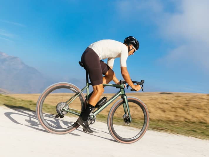 Sur les traces d'un Race Gravelbike : la position d'assise sur le C68 Gravel est certes un peu plus modérée que sur la version route de la série C, mais elle est sportive et allongée pour un Gravelbike.