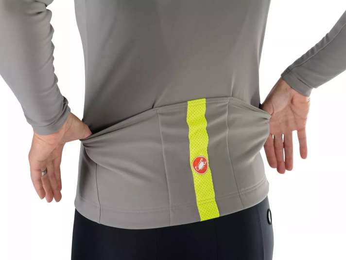 Allwettertrikot von Castelli: Drei geräumige Taschen mit leichtem Zugriff nehmen viel Kleinzeug auf