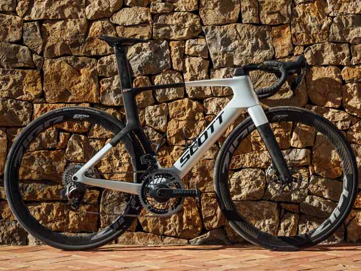 La nouvelle équipe NSN Cycling Team aide Scott à faire son retour sur le World Tour. Le fabricant suisse met notamment à disposition le Foil RC présenté ici.