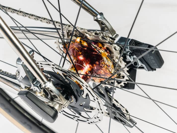 A two-speed hub from Classified replaces the derailleur of the SRAM Red drivetrain.