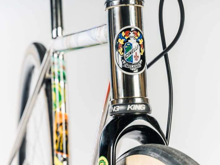 The shiny stainless steel frame is decorated with various company logos. The titanium badge on the head tube rounds off the elegant appearance.