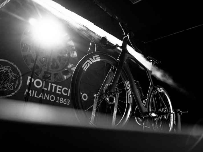 In Kooperation mit zwei Universitäten in Mailand und Abu Dhabi feilte der italienische Traditionshersteller an der Aerodynamik.