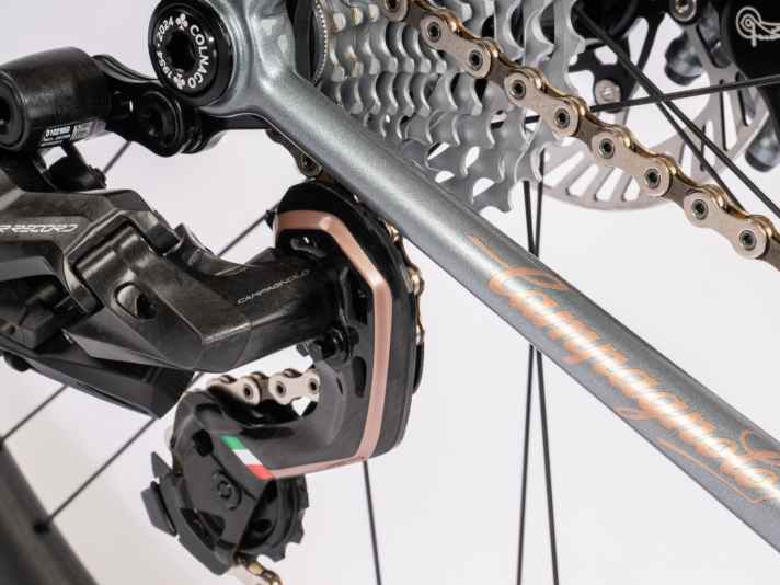 Avec le Super Record WRL, Colnago propose le groupe de vitesses le plus cher du moment. De nombreuses personnalisations le distinguent du modèle de série.