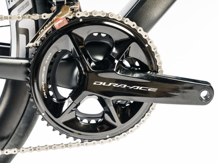 Elektro statt Mechanik: Wettkampfräder schalten inzwischen fast ausschließlich elektronisch. Am weitesten verbreitet ist die Semi-Kompaktkurbel.