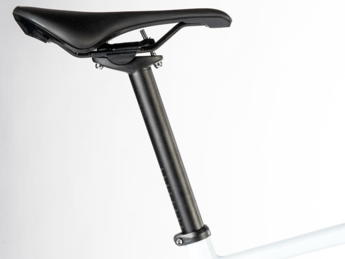 The aluminium seatpost offers more suspension comfort than you might expect thanks to its long extension