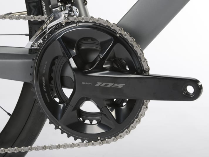 Endurance bikes usually come with mountain-ready gear ratios. Thanks to the compact crank (50/34 t) and large sprocket (up to 36 teeth), even steep ramps can be mastered.