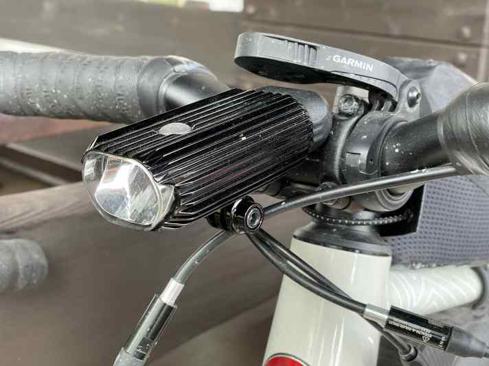 Sauber und recht diebstahlsicher angebracht dank Ausleger schwebt die Deca 1200 vor dem Lenker.