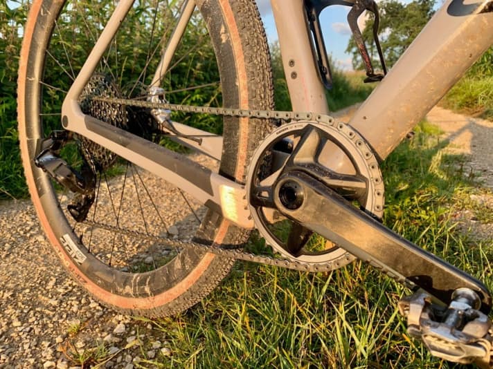   <a href="https://www.awin1.com/cread.php?awinmid=11768&awinaffid=471469&clickref=T+Sram+Red+Crank&ued=https%3A%2F%2Fwww.rosebikes.de%2Fsram-redr1-kurbel-1-x-12-fach-2678070" target="_blank" rel="noopener noreferrer">The new Sram Red carbon crank with 40 mm direct mount chainring is said to weigh 462 grams. Price without bottom bracket: 700 euros</a>*.