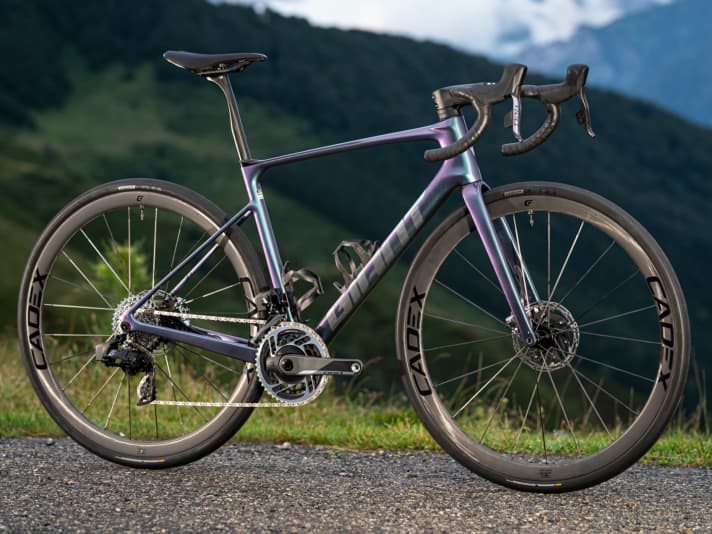 The Defy Advanced SL 0 is the (expensive) top model. The high-quality frame set and high-end components from SRAM and Cadex cost 11999 euros.