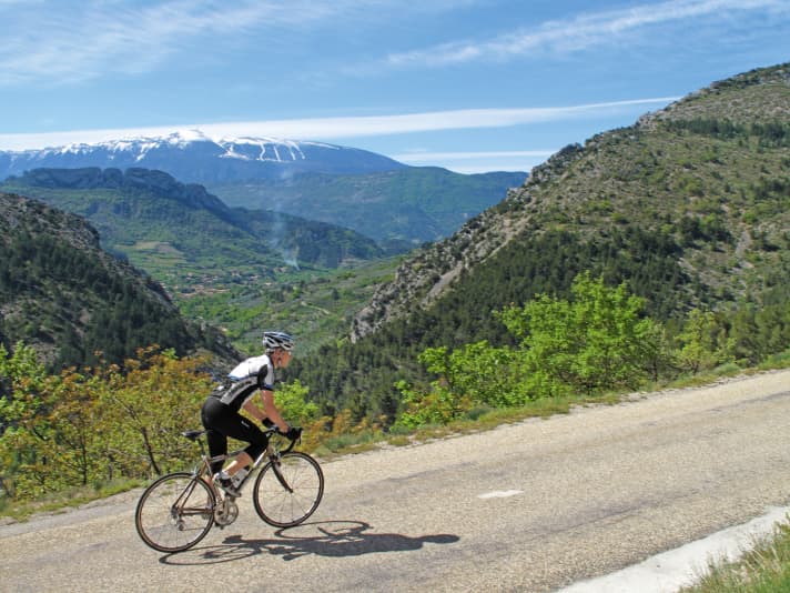 Mythischer Berg: Stets im Blick: der südlich des Départements Drôme gelegene Mont Ventoux