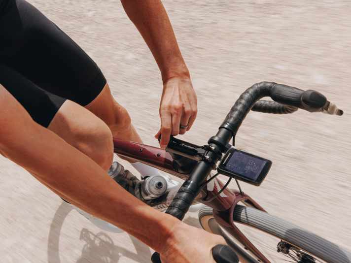 The new Diverge adopts the suspension system from the Roubaix marathon bike. On the two top models, the spring stiffness can be adjusted while riding using a dial