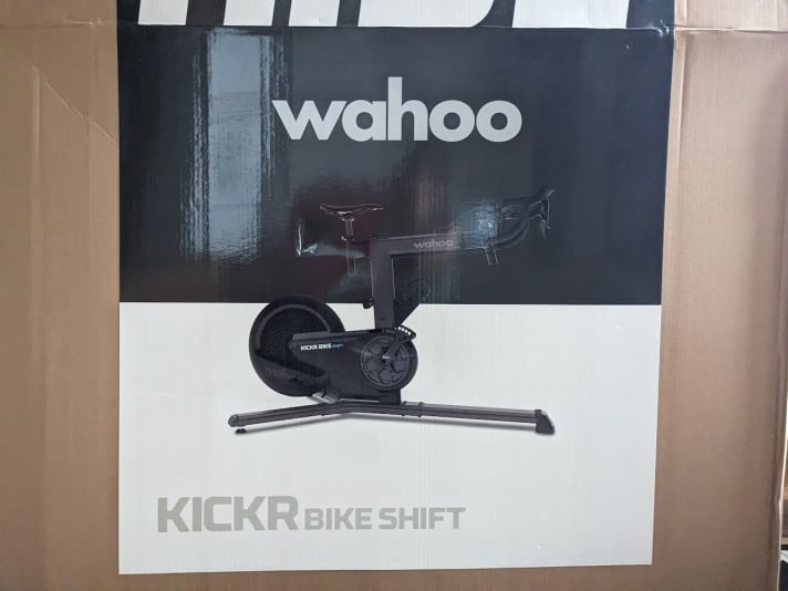 In diesem Karton steckt das Wahoo Kickr Bike Shift. Leider fehlt eine Banane oder ähnliches für das Größenverhältnis.