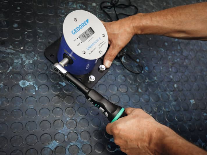 Measurement test: Checking the accuracy with a calibrated test device