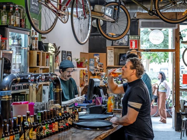 Essen, Kaffee und Reparaturen in Málagas erstem Rad-Café, dem Recyclo Bike Café