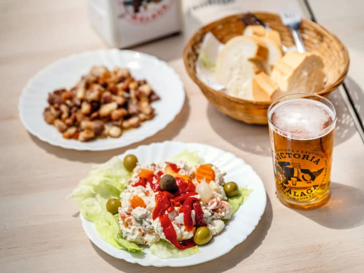 Vorspeisen und Bier nach einer Tour in Zuheros