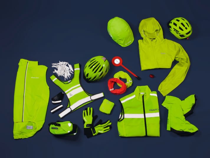 In winter, visibility in road traffic is particularly important for cyclists. Bright, reflective clothing and accessories significantly increase visibility in the dark.