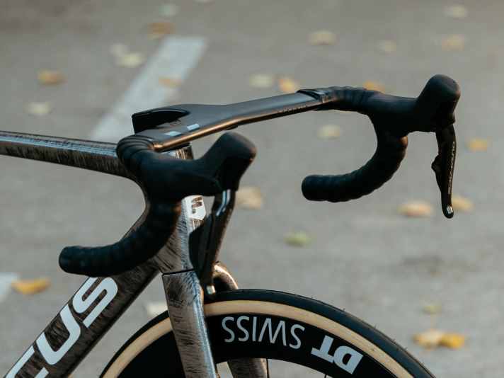 Un cockpit en carbone de réserve est désormais fixé sur les modèles haut de gamme.