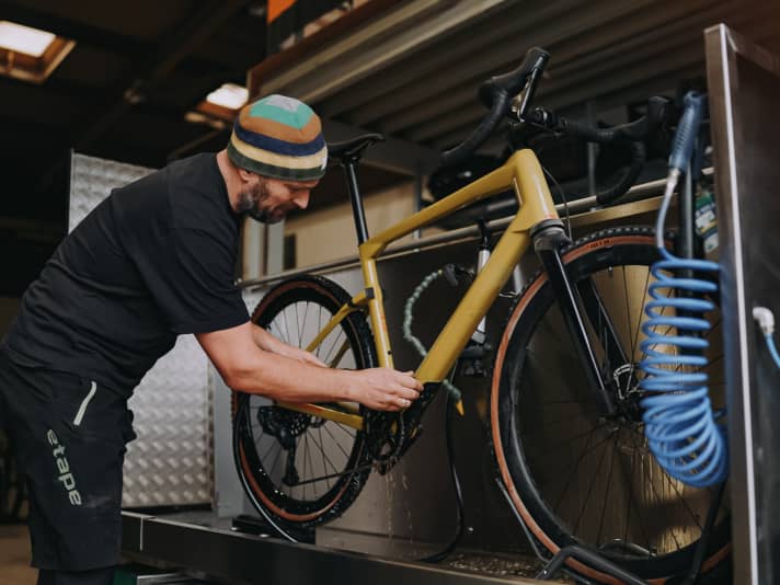 Bike ReSale refurbishes bicycles in a warehouse in Dresden. The refurbished dealer sells around 300 models per month.