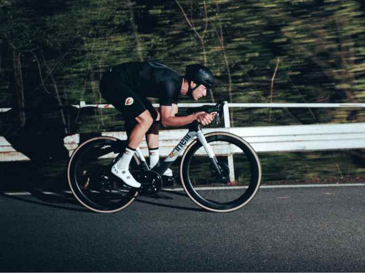 Conçu pour la haute vitesse : La variante d'équipement la plus rapide de l'Aeroscoop n'a besoin que de 205 watts pour vaincre sa propre résistance à l'air à la vitesse de la course. Le Cinelli compte ainsi parmi la crème de la crème des bolides aérodynamiques.