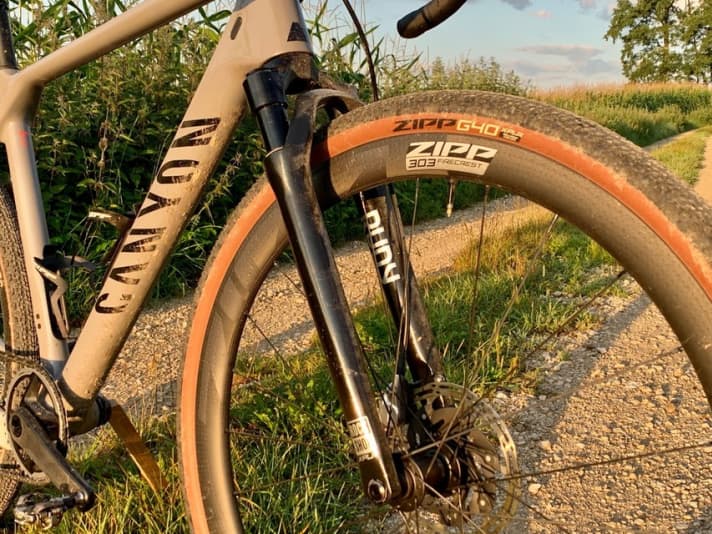   1220 grammes, c'est le poids de la nouvelle fourche Rockshox Rudy-Gravel avec un axe de 12x100 mm.