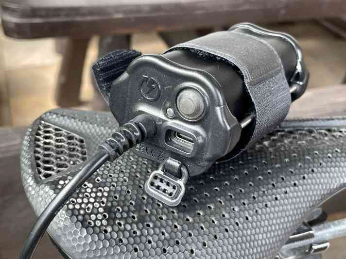 Robust, wasserfest und mit 340 Gramm recht leicht ist der Akku auch als Powerbank fürs Handy dabei.