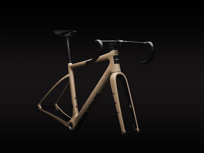 Mounting points on the fork and on the top tube for additional luggage
