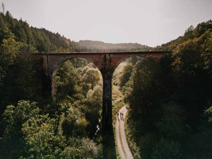 Gravelbiken in der Region Saar-Hunsrück liefert spektakuläre Anblicke: das Viadukt bei Rascheid