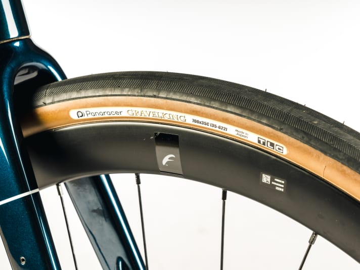 Breite Reifen mit wenig oder keinem Profil sind das Markenzeichen von Allroad-Bikes.