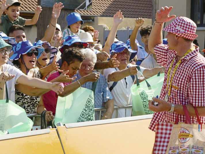 Aus der Werbekarawane landen ungezählte Souvenirs im Publikum. Leider keine brauchbaren Fahrradteile ...