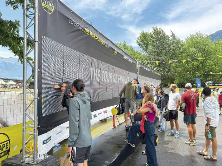 Résultat : les cyclistes et leurs proches cherchent le bon nom sur la gigantesque liste de départ