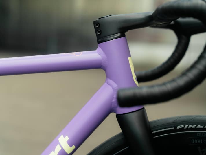 Grâce aux soudures, le nouveau Kreissäge se reconnaît immédiatement comme un vélo de course en aluminium.